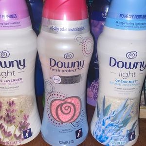 Downy light fabric softener beads. Smell amazing, lasts long.